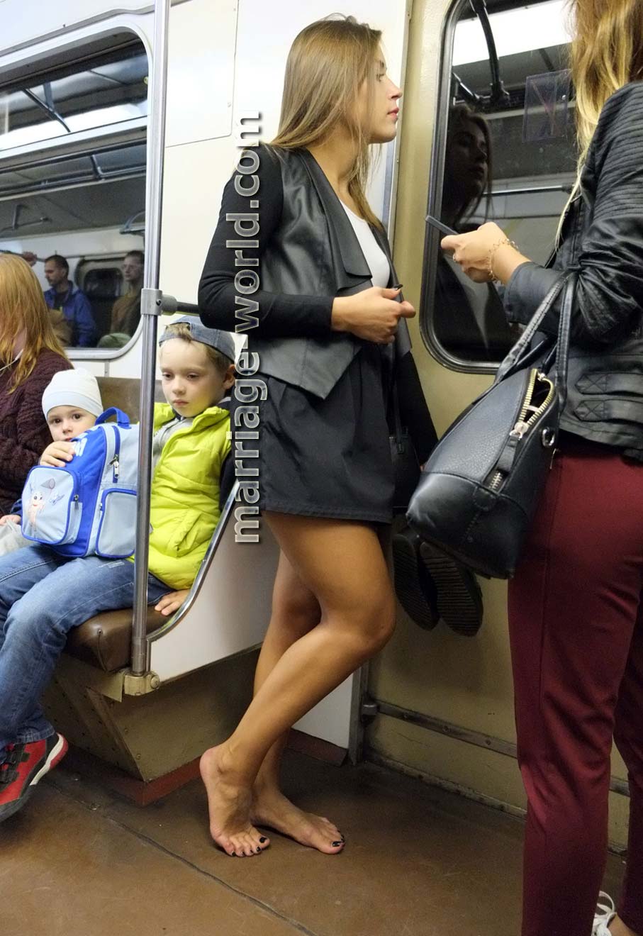 Девушка в белых трусиках попалась на камеру в метро