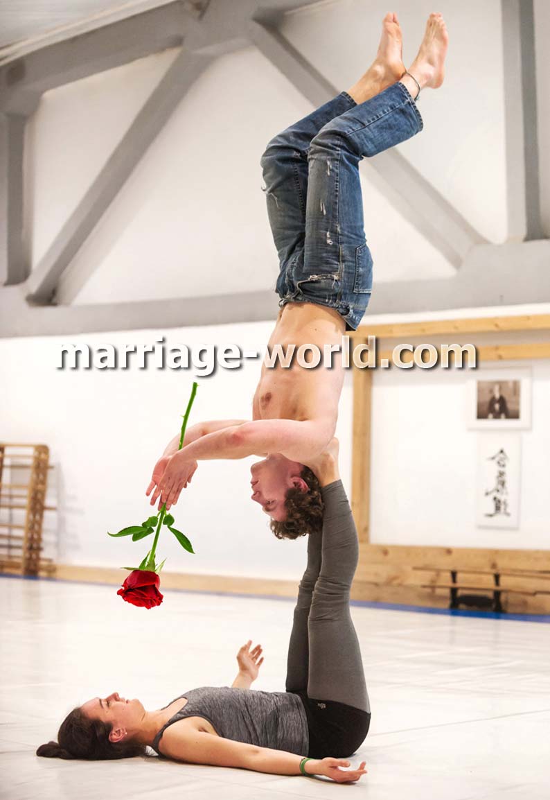 donna russa e un fiore 15 02